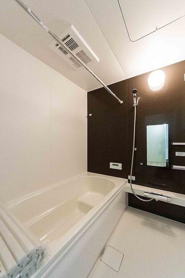 足を伸ばして入れる広々とした浴槽。お子様と一緒のバスタイムも、のびのびと楽しめます。