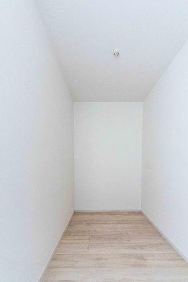 季節の衣類やスーツケースも丸ごとしまえるウォークインクローゼット。お部屋がいつも広々と片付く贅沢を。