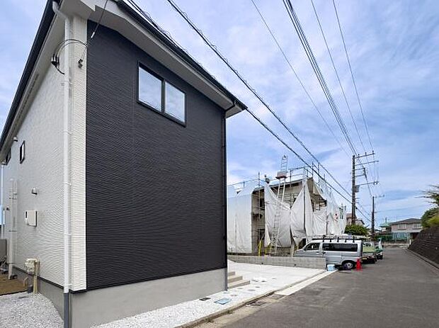 青空に映える美しい佇まい。この場所から始まる家族の新しい物語を、ぜひ現地でご体感ください。