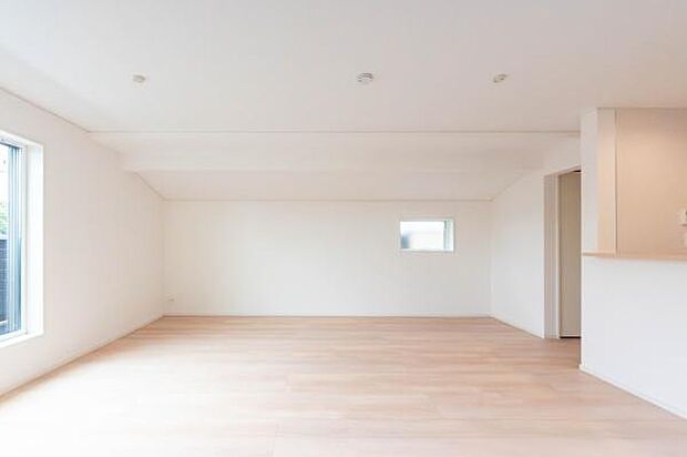 シンプルで美しい空間は、どんなインテリアも引き立てる理想のステージ。家族の「好き」を集めて、自分たちらしい暮らしを描きませんか。