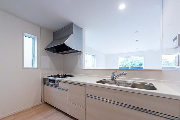 リビングで遊ぶお子様を見守りながらお料理ができる特等席。家族の会話が弾み、笑顔が自然と生まれる、住まいの中心です。