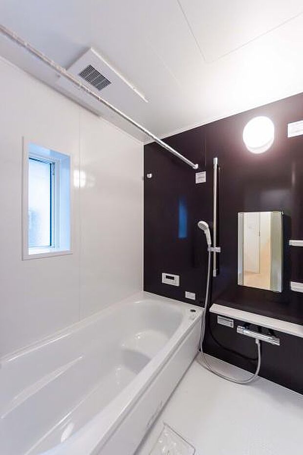 足を伸ばして入れる広々とした浴槽。お子様と一緒のバスタイムも、のびのびと楽しめます。