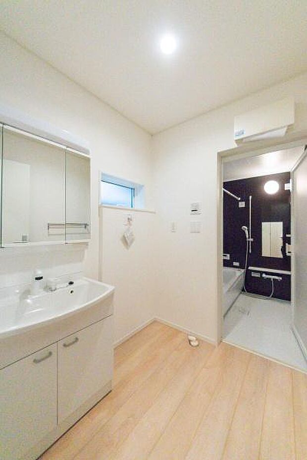 朝の支度が重なる時間も、この広さなら安心。家族みんながスムーズに準備できる、ゆとりある洗面スペースです。