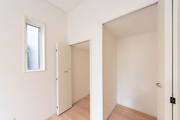 各お部屋にしっかり収納を完備。増えがちなお洋服や荷物も、この大容量クローゼットでスッキリ解決！