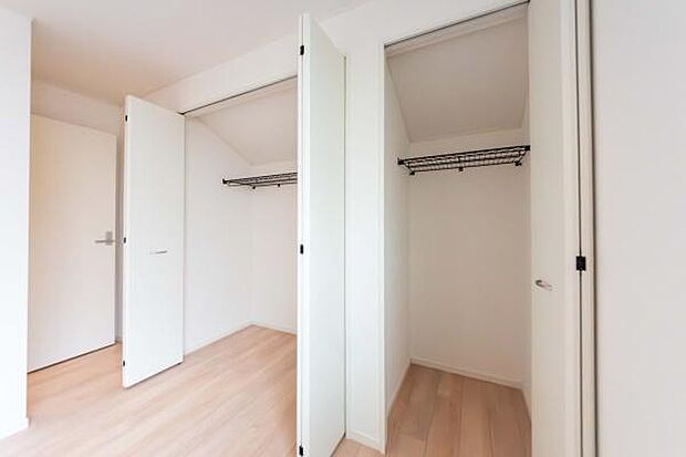 「クローゼット収納」大きく収納量豊富なクローゼット。奥行も納得サイズの大型クローゼット。