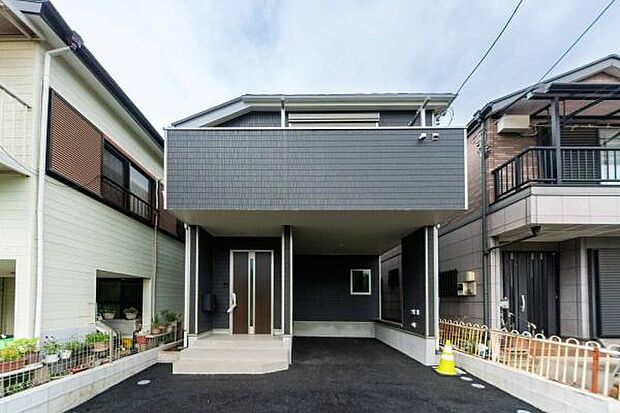 この家なら、雨の日の憂鬱が少し楽しみに変わるかも。暮らしが変わる、屋根付きカースペースの魅力。