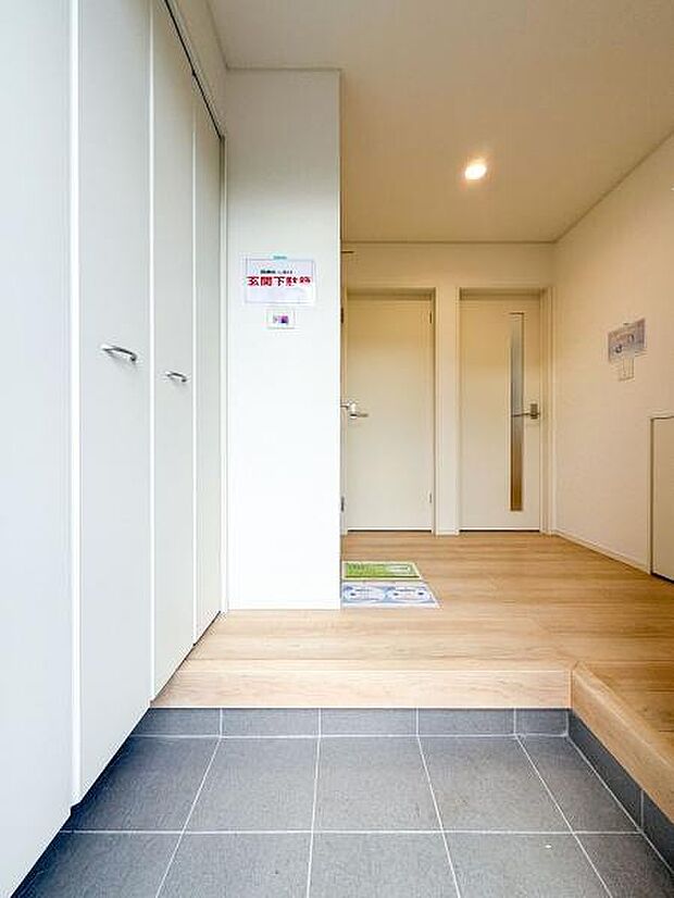 家族みんなの靴がすっきり収まる大容量収納。ベビーカーや外遊びの道具も置けて、玄関はいつでも綺麗に保てます。