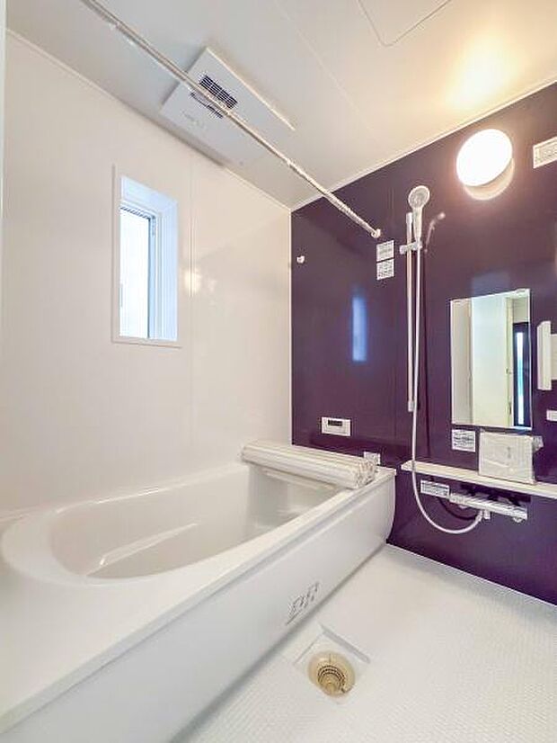 ダークカラーのアクセントパネルが映える、ホテルのような上質空間。毎日のバスタイムを、ワンランク上の癒しの時間に。