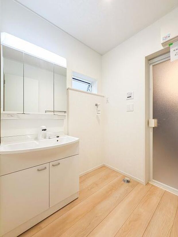 使いやすさを考えたシンプルなデザイン。空いたスペースには収納を増やしたり、お子様専用のステップを置いたりと、ご家族の成長に合わせて変化を楽しめます。