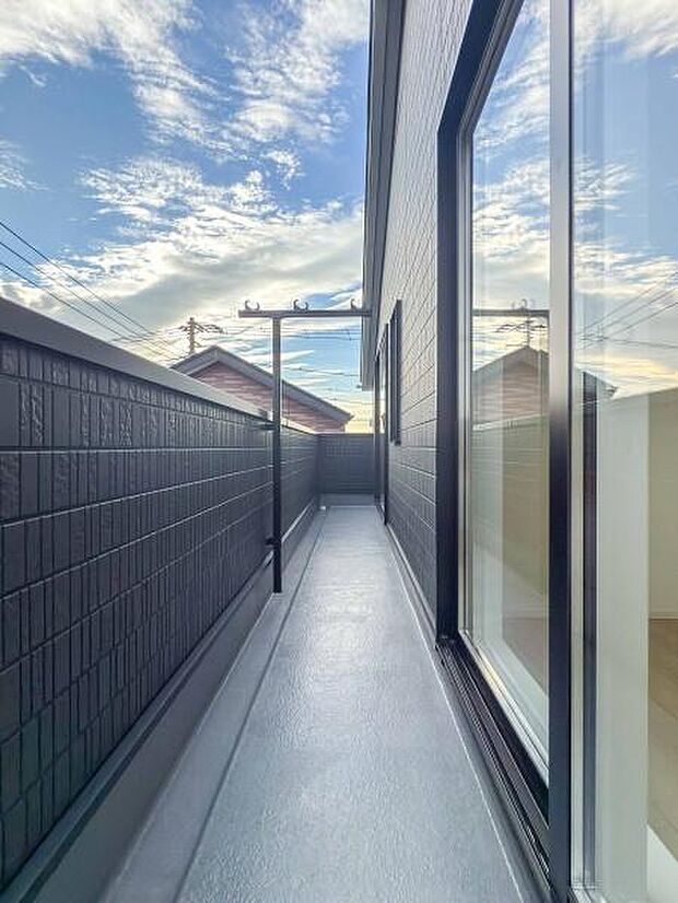周囲の視線を気にせず洗濯物が干せるプライベートバルコニー。共働きのご家庭にも嬉しい、十分な広さです。