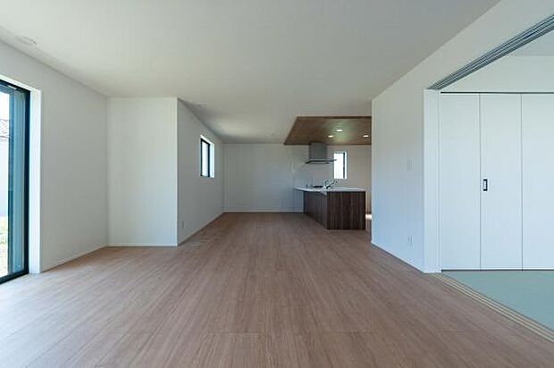 扉を開ければ和室と一体の広々空間に。お子様がのびのび遊べ、来客時にも活躍するフレキシブルな設計が魅力。