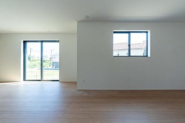 木の温もりと柔らかな光に包まれるリビング。家族が自然と集まり、ゆったりと寛げる安らぎの空間がここに。