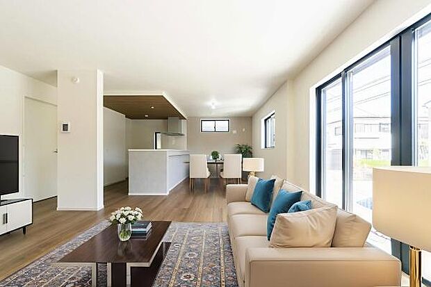 家族が自然と集まる25帖超の大空間。ソファやダイニングを置いてもゆとりがあり、休日は友人を招いてパーティーも。※画像の家具一式はCGによるイメージ画像です。実際におかれておりません。