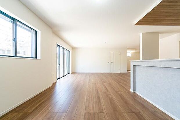 圧巻の25帖超えLDK！広々とした空間で、お子様がのびのび遊んでも、家具をゆったり置いても余裕の広さです。