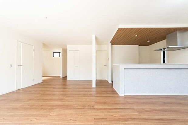 25帖超の開放的なLDKが叶える、ゆとりある暮らし。趣味のスペースやスタディコーナーなど、家族の夢を形にできます。