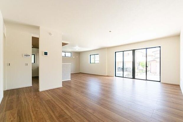 広々としたLDKは、お子様の遊び場にも、友人を招いてのパーティーにも。暮らしの夢が広がる住まいです。