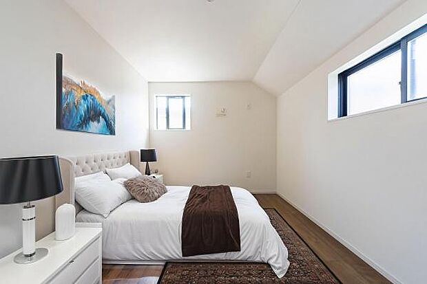 朝は爽やかな光で心地よく目覚める。シンプルながらもデザイン性の高い空間で、家族との豊かで穏やかな時間が流れます。※画像の家具一式はCGによるイメージ画像です。実際におかれておりません。