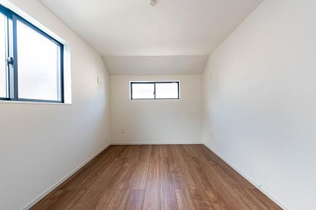 窓からたっぷりの陽光が射し込む明るいお部屋。ご家族の新しい物語は、この心地よい空間から始まります。