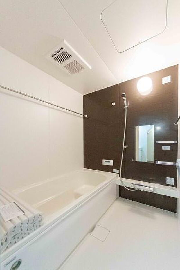 足を伸ばしてゆったり浸かれる浴槽は、親子の楽しいバスタイムにぴったり。お子様の笑顔と笑い声が響く、温かい時間が待っています。