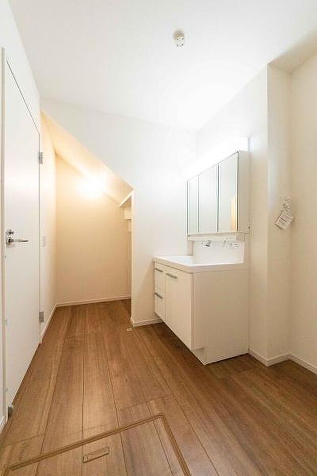 豊富な収納力が魅力の洗面空間。洗面台に加え床下収納も完備し、いつでもスッキリ広々。お子様の成長とともに増える物も安心して収納できます。