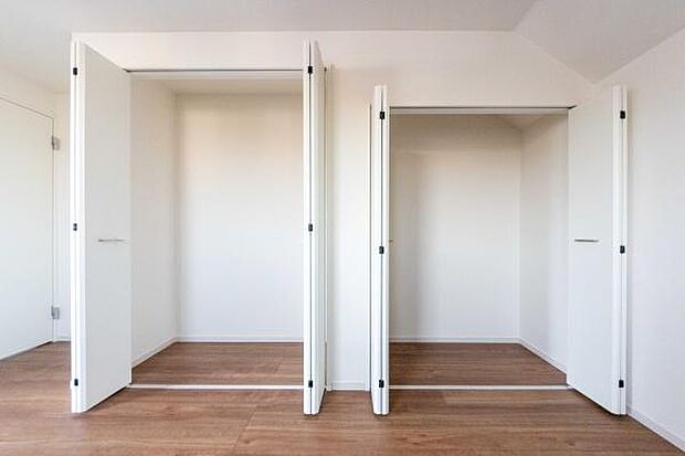 大容量のクローゼットが魅力。季節物や家族の思い出の品まで、大切に保管できるのが嬉しいですね。