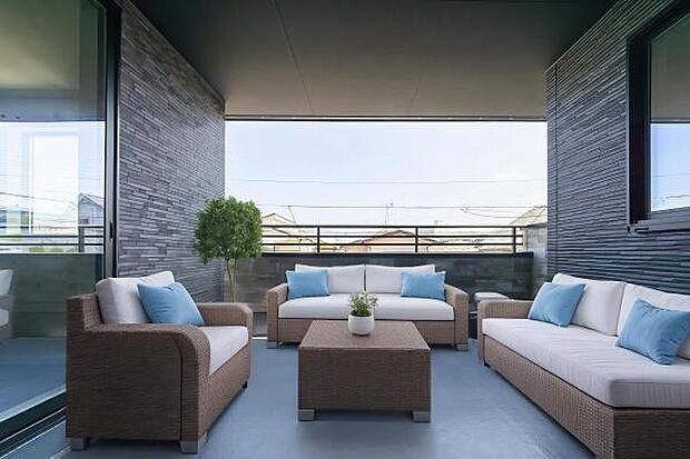 周囲の視線を気にせず過ごせるプライベートバルコニー。心地よい風を感じながら、読書やティータイムなど、心安らぐ時間を満喫できます。※画像の家具一式はCGによるイメージ画像です。実際におかれておりません