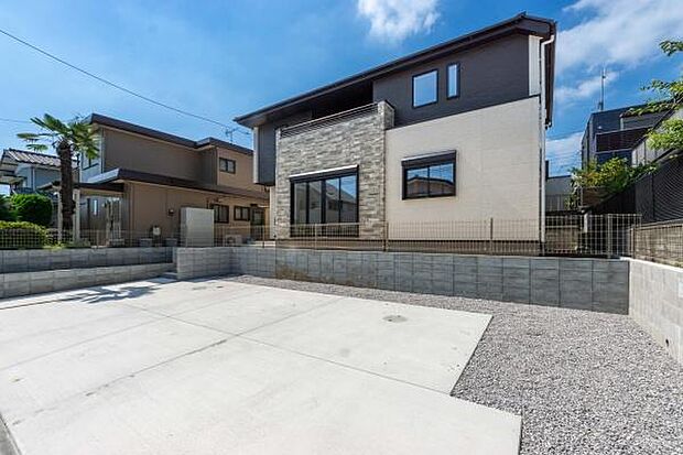 重厚感とモダンな雰囲気をあわせ持つ、洗練されたデザイン。家に帰るたびに誇りと愛着を感じられる、ワンランク上の暮らしが待っています。※3台車種による