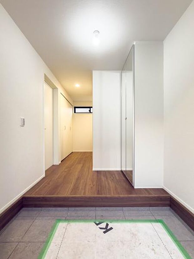 「おかえり」と「いってらっしゃい」を優しく包み込む、明るく広々とした玄関。家族の毎日が、ここから気持ちよく始まります。