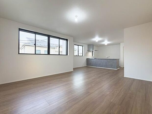 お料理中も家族の様子が見守れる安心の対面キッチン。明るく広々としたリビングで、家事も育児も楽しくなる理想の暮らしを。