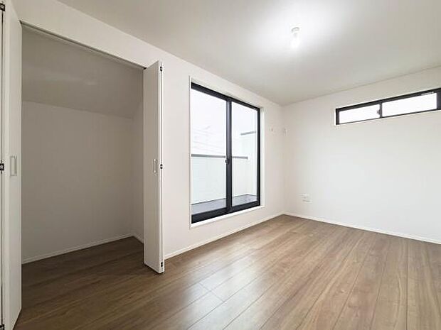 お子様の成長を優しく包み込む頼もしい収納力。何がどこにあるか一目で分かり、忙しい朝の身支度もスムーズに整う、家族想いの設計です。