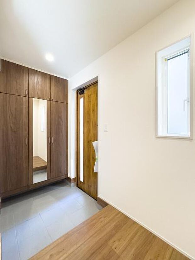 この広々とした玄関は、家族の毎日を明るく迎えます。新しい思い出を育む理想の住まいです。