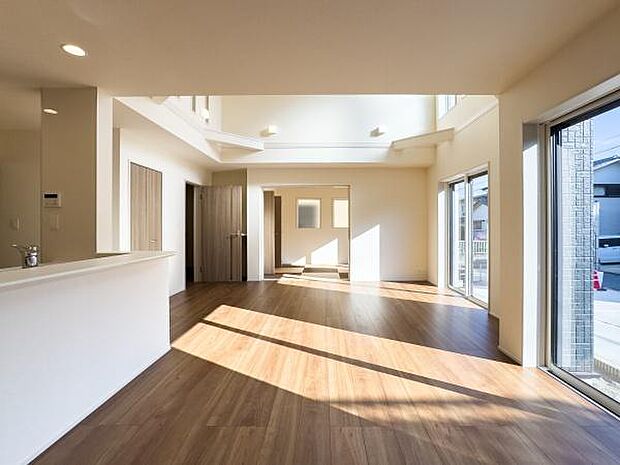 空まで続くような開放感。明るいリビングで、家族みんなの夢が膨らみます。