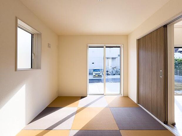 和の安らぎとモダンデザインが融合。お子様とゴロゴロしたり、家族で温かい時間を過ごせる和室です。