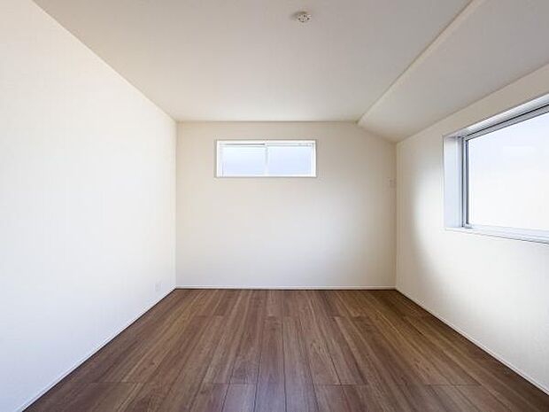 陽光がたっぷり注ぐ洋室。お子様の成長を優しく見守る、明るい未来が始まる空間。