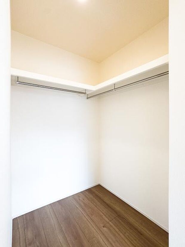 家族みんなの衣類をまとめて収納。ゆとりのあるウォークインクローゼット。