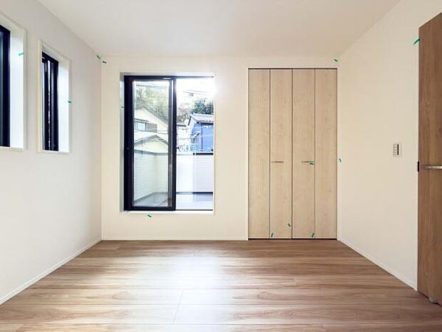 毎朝、心地よい光で目覚める贅沢を。風通しの良い明るい空間は、心身をリセットし、明日への活力を養う安らぎのプライベート空間です。