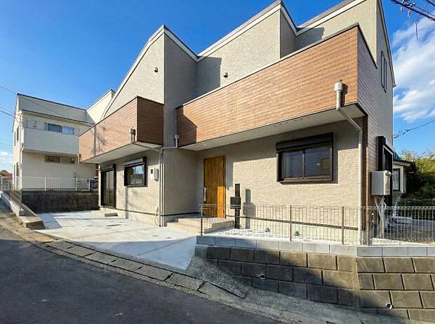 ゆとりの敷地は子供たちの遊び場に。穏やかな環境と開放的な角地で、伸び伸びとした子育てライフが叶います。