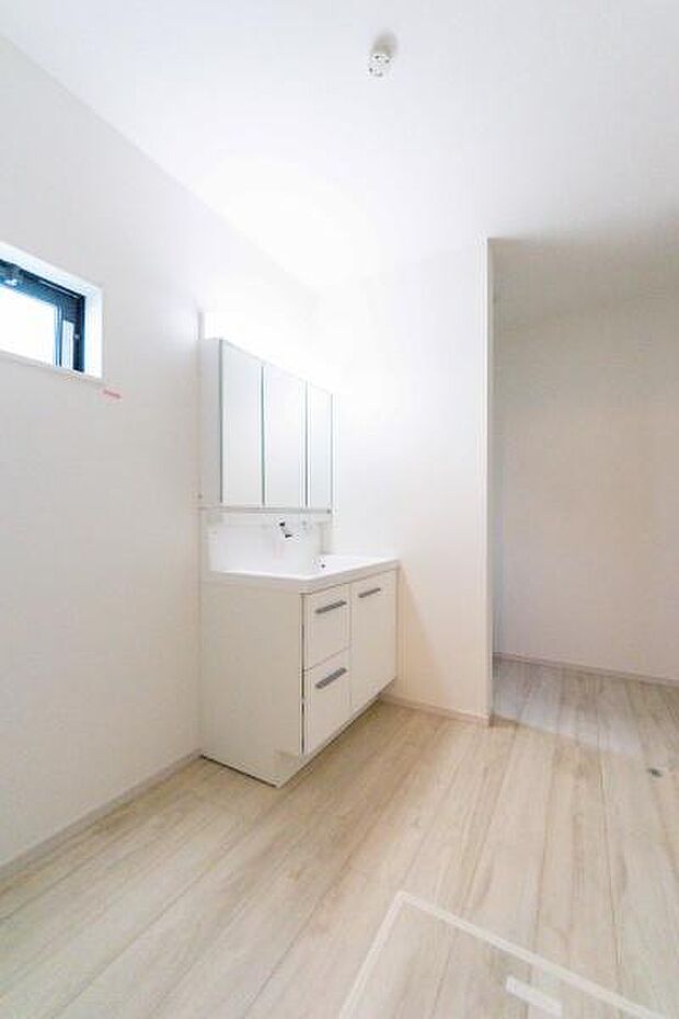 朝の準備も家族みんなで。ゆったりとした洗面スペースは、お子様の歯磨きも隣で見守れる広さ。忙しい毎日を笑顔でスタートさせませんか。