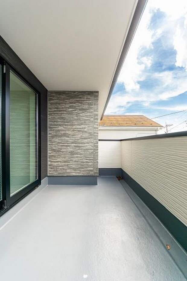 奥行きのある広々バルコニー。洗濯物が多い日も安心です。夏にはお子様のビニールプールを置いたり、テーブルセットで休日のブランチを楽しんだりと、家族の楽しみが広がる空間です。