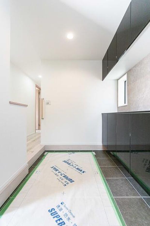 光沢のあるモダンな収納と重厚なタイルが織りなす美しい玄関。豊富な収納力で、お子様の物が増えてもスッキリを保てます。