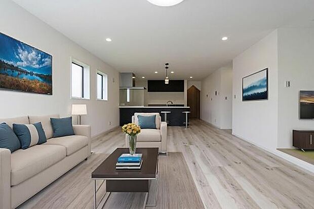 どこにいても家族の気配を感じられる、光に満ちた広々LDK。スタイリッシュなキッチンを囲んで会話を楽しんだり、畳コーナーで寛いだり。家族の笑顔が自然と生まれます。