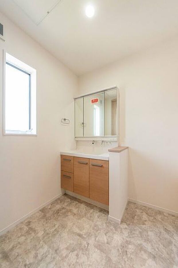 窓から差し込む朝日で、一日を爽やかにスタート。明るく開放的な洗面空間が、家族の元気な毎日を応援します。