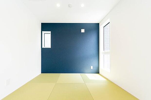 リビングに隣接したモダンな畳コーナー。お子様のお昼寝や遊び場に最適で、キッチンから見守れる安心の距離感。家族の成長に合わせて多目的に使える、子育て世代の理想の空間です。