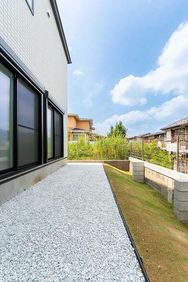 この広いお庭が、お子様だけの特別な遊び場に！夏はビニールプール、春秋は裸足で走り回って。家族の笑い声が響く毎日が、ここにあります。