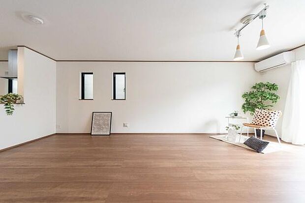 この写真だけでは伝わらない心地よい空間を、ぜひ現地でご体感ください。家族の新しい物語が、このリビングから始まります。