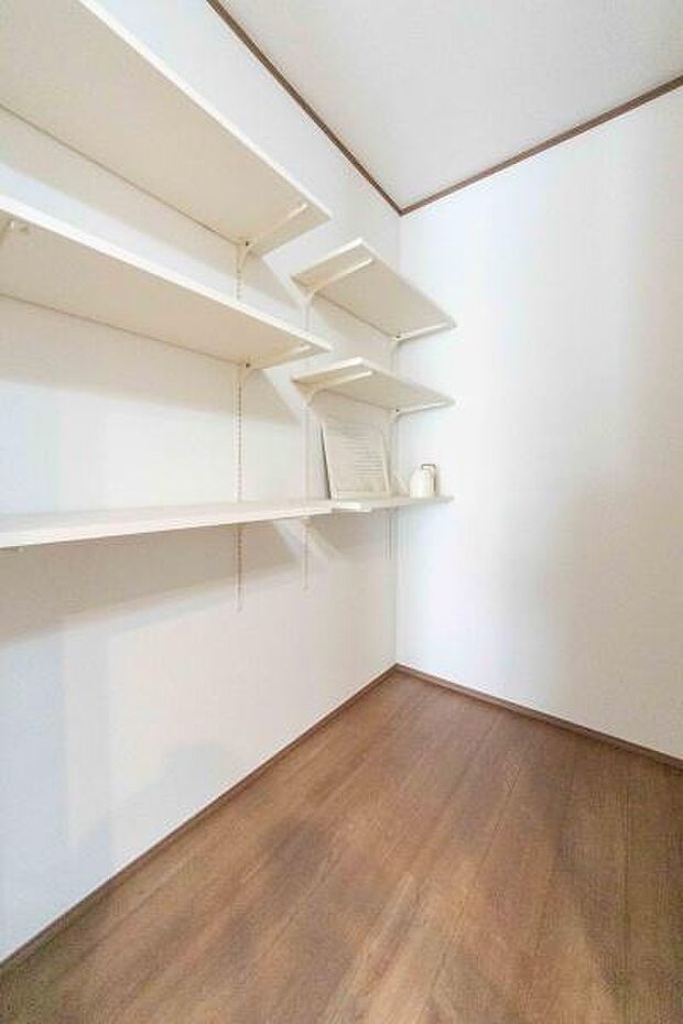 お料理が捗るモダンなキッチン。隣には食材をたっぷりしまえるパントリーも。家族の「おいしい」笑顔が生まれる場所。