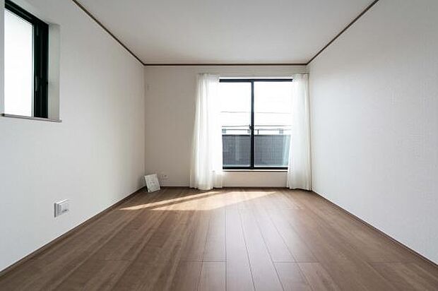 柔らかな陽光が舞い込むプライベートルーム。お子様の成長を見守りながら、自分の時間も大切にできる。そんな理想の暮らしが叶います。