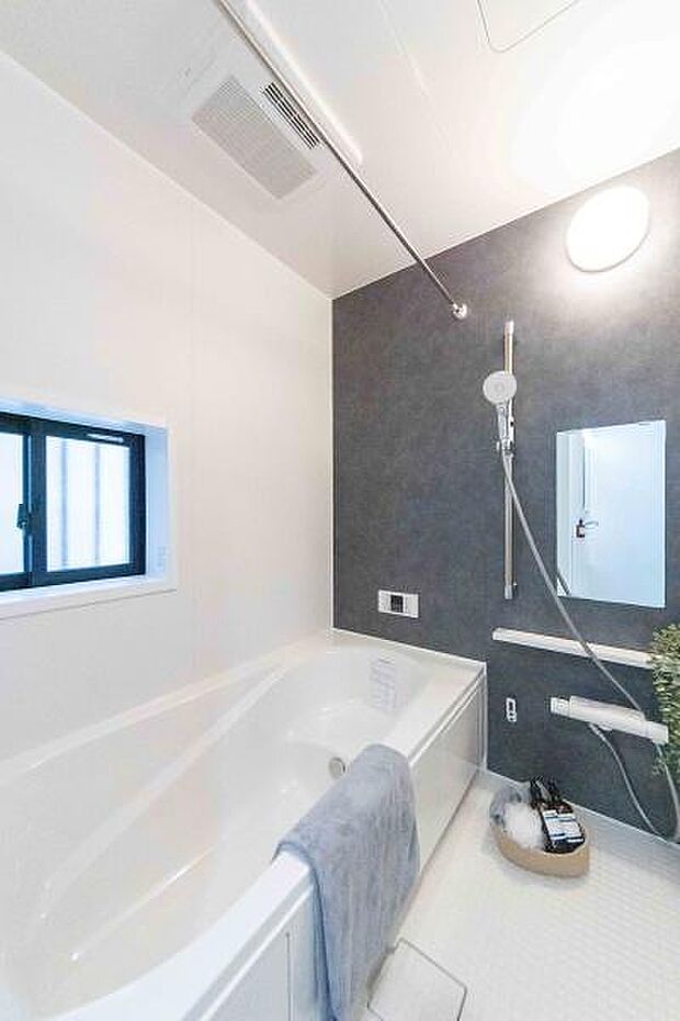 白を基調とした清潔感あふれるバスルーム。窓からの採光も心地よく、毎日がリゾート気分で過ごせます。