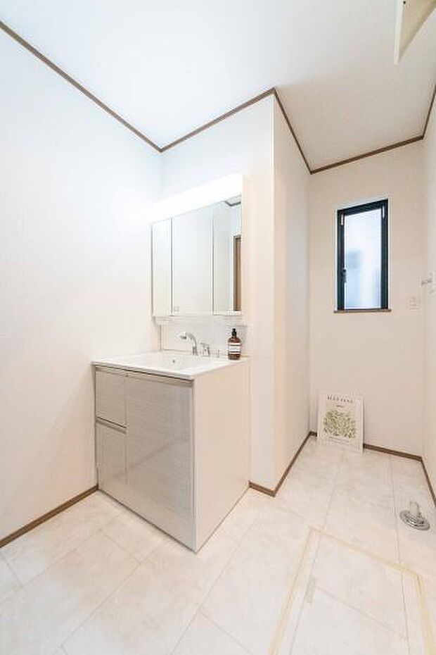 広々とした洗面台で、忙しい朝も家族並んで身支度OK！鏡裏や足元の豊富な収納で、いつでもスッキリとした清潔な空間を保てます。新しい一日を気持ちよくスタートしませんか。