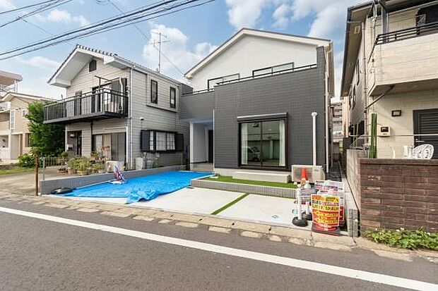 街並みに調和しながらも個性が光る美しい邸宅。この場所から始まるご家族の新しい物語を、ぜひ一度現地で感じてみませんか。